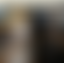 Ein geteiltes Bild, das die zwei Seiten von Vikalpa (Einbildung) im Yoga Sutra 1.9 zeigt. Eine Seite zeigt einen Mann, der in Bern, Schweiz, Erfindungen macht, und die andere Seite zeigt ihn gefangen in einer James Bond Fantasie. Von Yogveda Yoga.