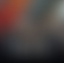 Eine Menschenmenge schaut auf ihre Handys, mit visuellen Wolken über ihren Köpfen, die Maya und die Gunas darstellen. Feuerrote Wolken symbolisieren rajasischen Stress, während dunkler, schwerer Rauch tamasische Depression symbolisiert.