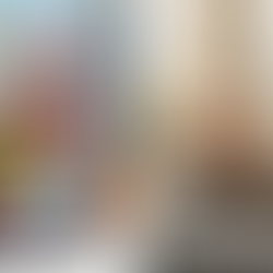 Geteiltes Bild. Links: Eine manisch lächelnde Frau umgeben von Einkaufstüten und Werbung ("Du verdienst Besseres") repräsentiert die kindische Jagd nach Glück. Rechts: Eine ruhige Frau meditiert geerdet in einem minimalistischen Yogastudio, was wahre Selbsterkenntnis und Zufriedenheit darstellt.