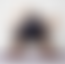 Biomechanische Infografik Yogveda Yoga Bern: Geometrische Präzision in Trikonasana und Virabhadrasana II zur Vermeidung von Bandscheibenvorfällen und ISG-Scherung.