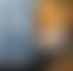 Ein geteiltes Bild. Links: Eine erschöpfte Person im kalten Berner Winterlicht, umgeben von Pillen und Energydrinks. Rechts: Dieselbe Person ausgeruht, in einer entspannten Yoga-Haltung, umgeben von Kürbiskernen, roter Paprika, Ingwer und Knochenbrühe in warmem Licht.