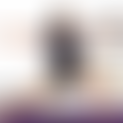 Biomechanical infographic Yogveda Yoga Switzerland: Clinical alignment, joint centration, and axial extension in Virabhadrasana II on The Yoga Mat.