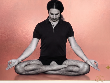 Master Shahid Khan demonstriert auf dem Cover des Yogveda Journals Vol. 30 die wissenschaftliche Basis der Darshanas, Karma, Nicht-Dualität und Yoga Sutra 1.30.