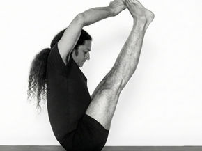 Schwarz-Weiß-Cover des Yogveda Journal Schweiz Vol 7 mit fortgeschrittener Rumpf-Yoga-Pose und dem Text Die Architektur des Kollapses.