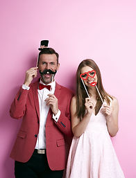 couple-avec-des-masques-droles-de-la-saint-valentin-min.jpg