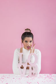 femme-etonnee-debout-pres-de-la-grande-inscription-d-amour-min.jpg