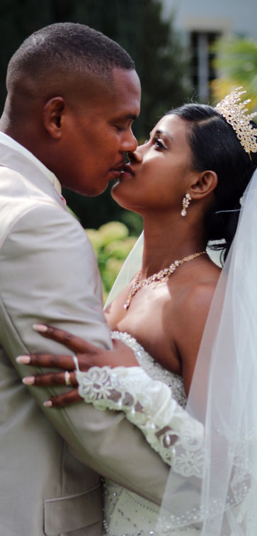 Un couple de mariés