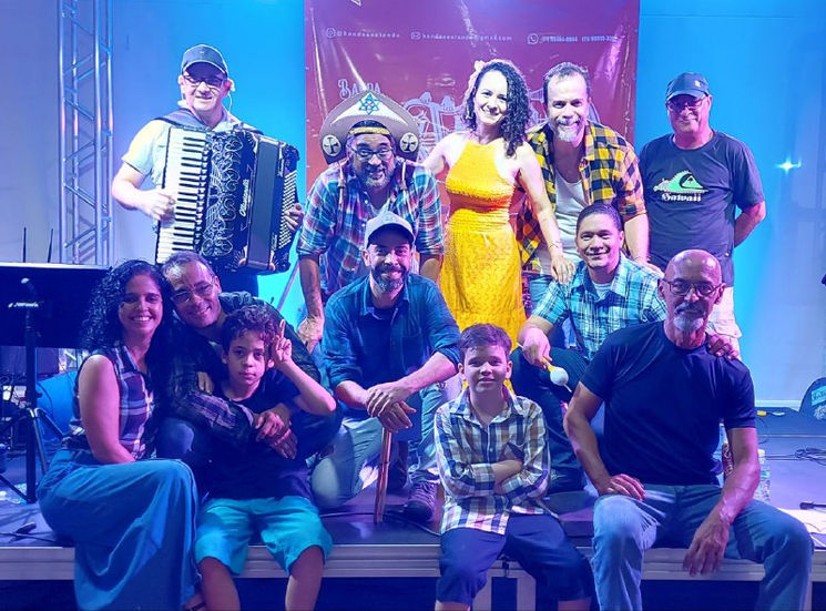 Banda de forró Sextando foto completa Varanda do Sesi Casa Branca