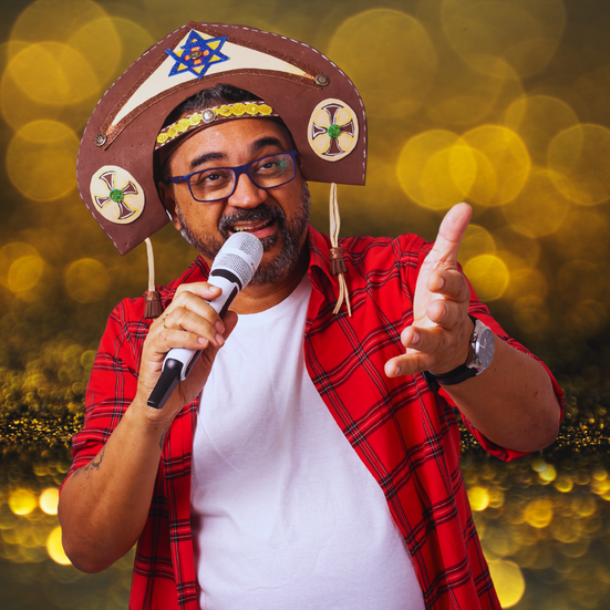 Cantor da banda forró Sextando - Hugo