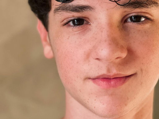 Théo Medon radicaliza o visual pra curtir o Carnaval