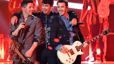 Samsung TV Plus escala Jonas Brothers e entra na guerra contra Netflix, Apple e Disney