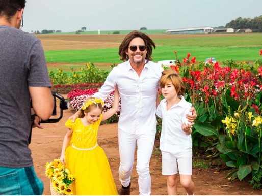 Hudson se une aos filhos Davi & Helena em homenagem a Roberto Carlos e a Turma do Balão Mágico