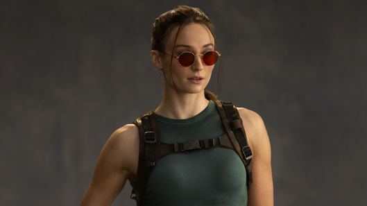 Sophie Turner surge como Lara Croft na nova série Tomb Raider do Prime Video
