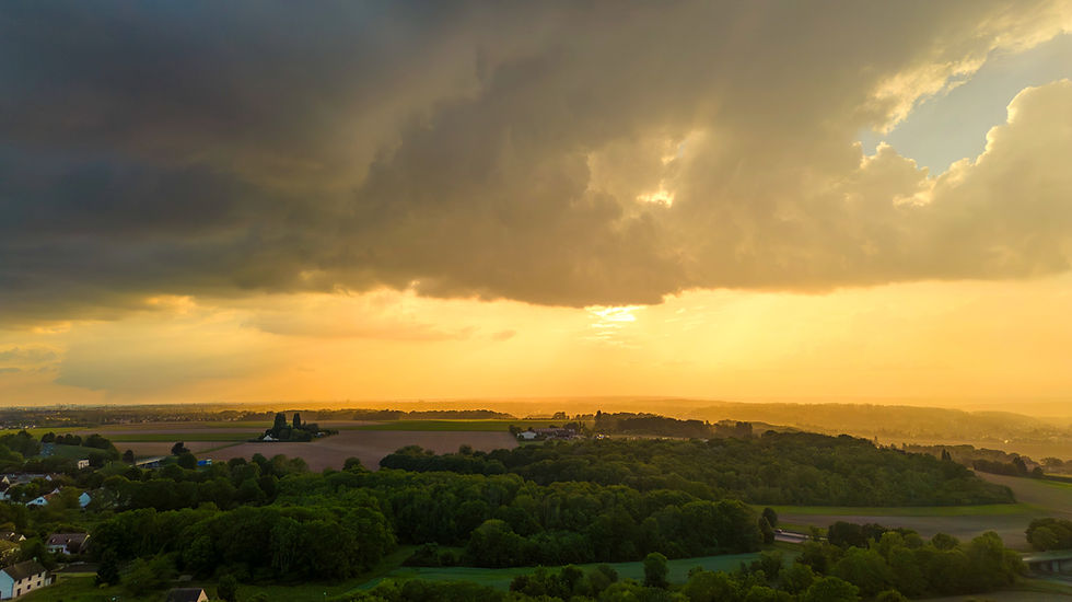 Superbe couché de soleil sous l'orage