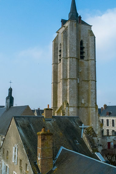 Le Clocher St Firmin à Beaugency dans le loiret vue d'en haut et la ville de beaugency en contre bas