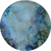 A través de los reflejos de los cristales y las tonalidades azules, esta obra nos transporta a la calma del mar. Esta obra reflexiona sobre la acción del ser humano en la costa de Mallorca, a través de materiales naturales y reutilizados evidencia la urgencia de conflictos socio-ambientales como la saturación de nuestras costas.