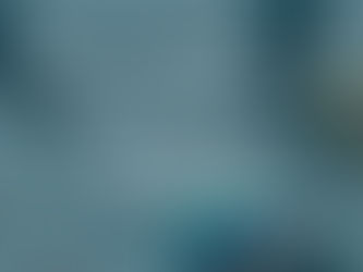 Portada de blog con el título “La marca como activo estratégico: más allá del diseño” sobre una imagen de escritorio creativo. En la pantalla de una computadora se observan propuestas de logotipos con palabras como “Ideas”, “Brand” y “Business”. Sobre la mesa hay una guía de colores, una regla metálica y muestras de materiales. En la parte inferior aparece el nombre “Includére” junto a logotipos relacionados con inclusión y consultoría empresarial.