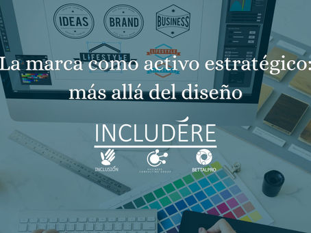 Portada de blog con el título “La marca como activo estratégico: más allá del diseño” sobre una imagen de escritorio creativo. En la pantalla de una computadora se observan propuestas de logotipos con palabras como “Ideas”, “Brand” y “Business”. Sobre la mesa hay una guía de colores, una regla metálica y muestras de materiales. En la parte inferior aparece el nombre “Includére” junto a logotipos relacionados con inclusión y consultoría empresarial.