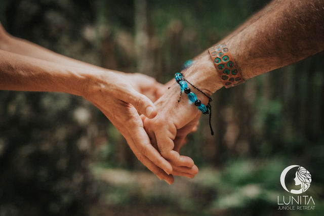 A moment of connection at Lunita Jungle Retreat, surrounded by the lush nature of Cancun's Riviera Maya.