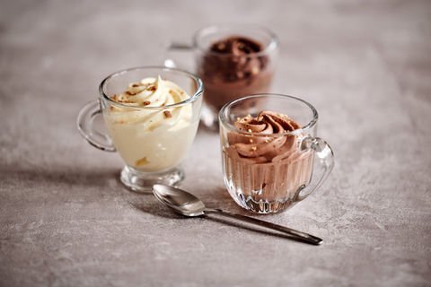 Drei unterschiedliche Mousse au Chocolat in gläsernen Espressotassen