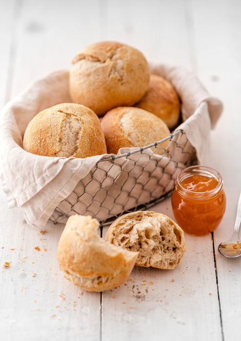Unterschiedliche Mehlsorten für Verpackungen mit passenden Brot- oder Backwaren.