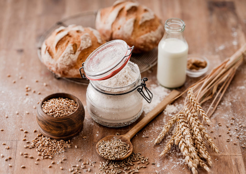 Unterschiedliche Mehlsorten für Verpackungen mit passenden Brot- oder Backwaren.