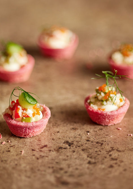 Vielfältige Fingerfood-Häppchen serviert in kleinen Tartelettes.
