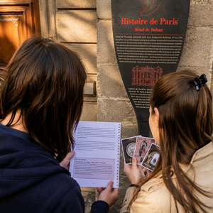 escape game dans le Marais joueurs en train de résoudre une énigme