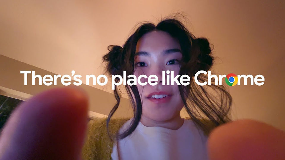 eine junge Frau ist vor einem beleuchteten Hintergrund zu sehen, quer über das Bild in großer Schrift steht: "There's no place like Chrome" 