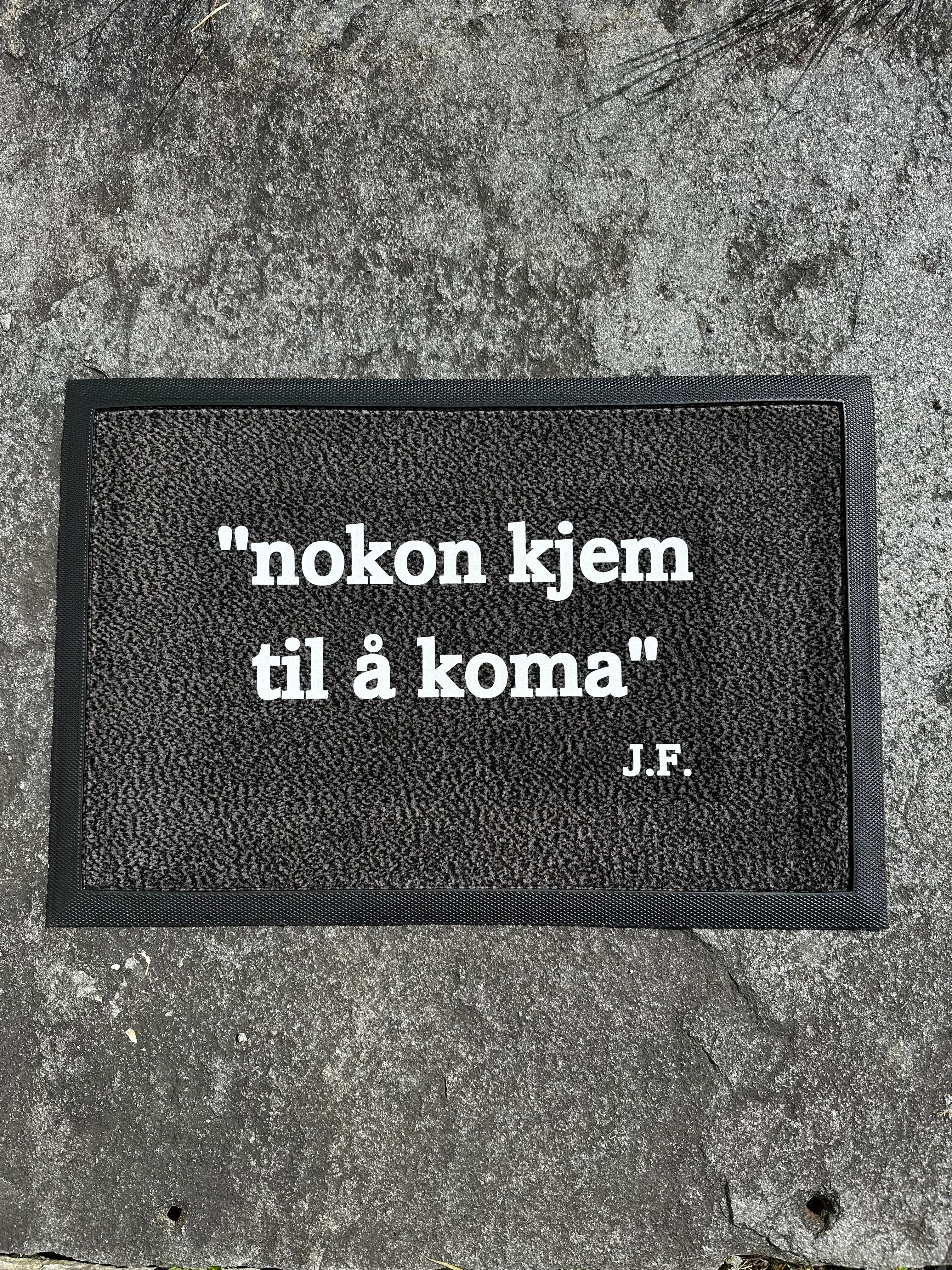 Svart/grå dørmatte med gummikant