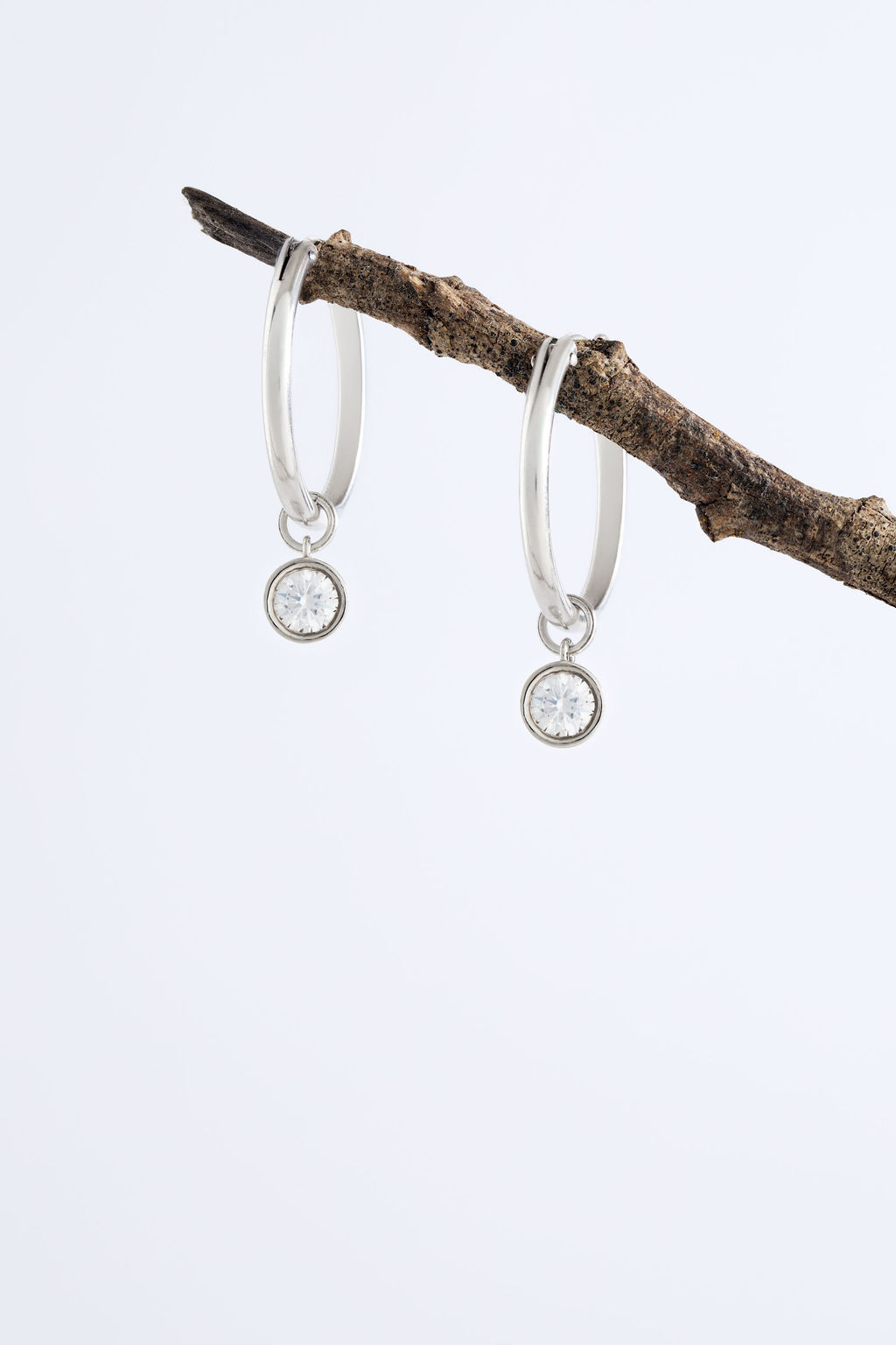 עגילי חישוק עגילי חישוק מזהב עגילי זהב עם יהלום עגילי חישוק עם יהלום תכשיט זהב תכשיט מיוחד תכשיטים מיוחדים תכשיטים עדינים