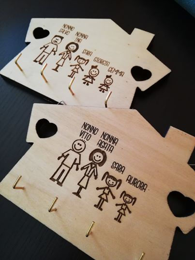 Miniatura: Appendichiavi casa in legno con incisione personalizzata