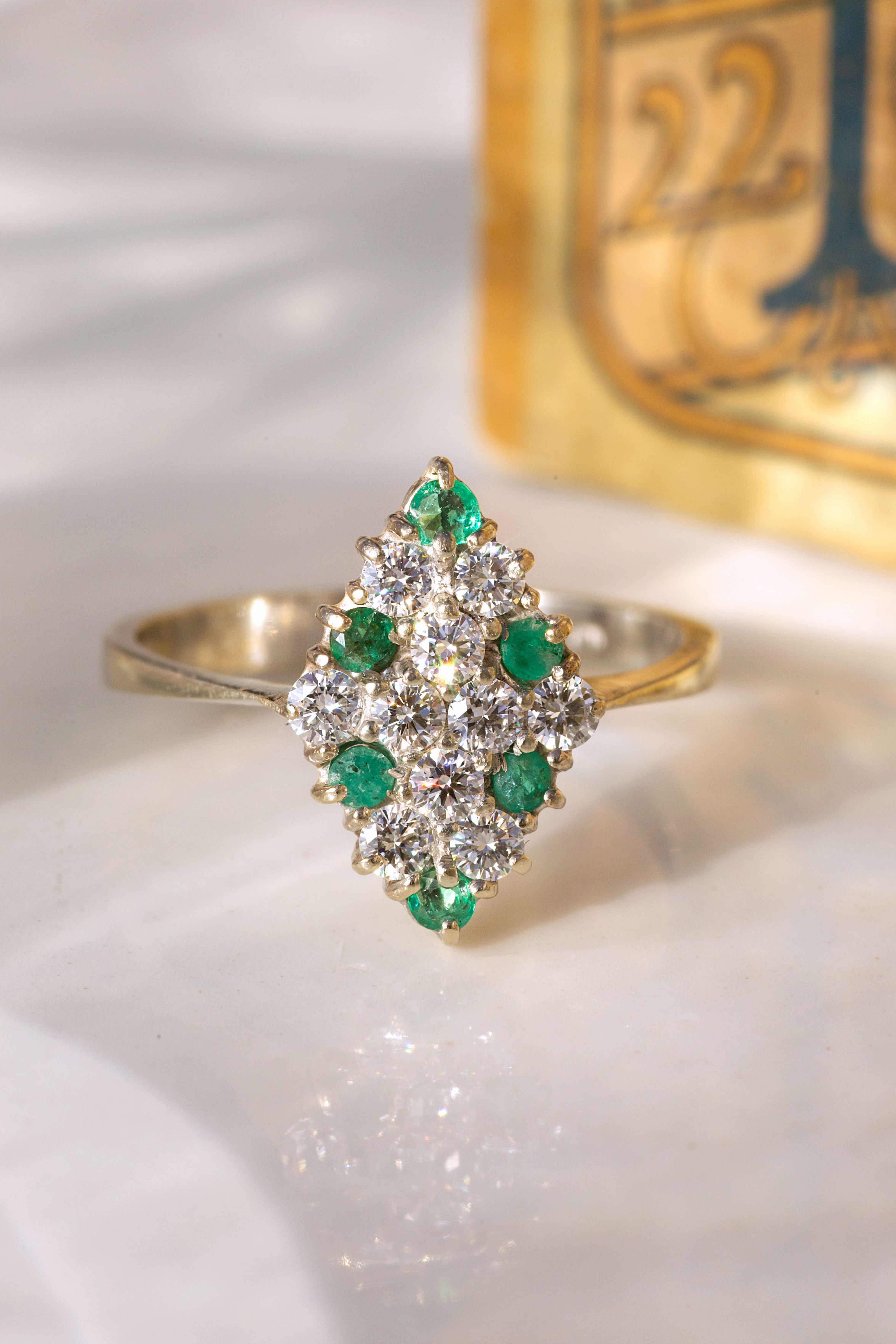 Bague losange or gris, émeraudes & diamants