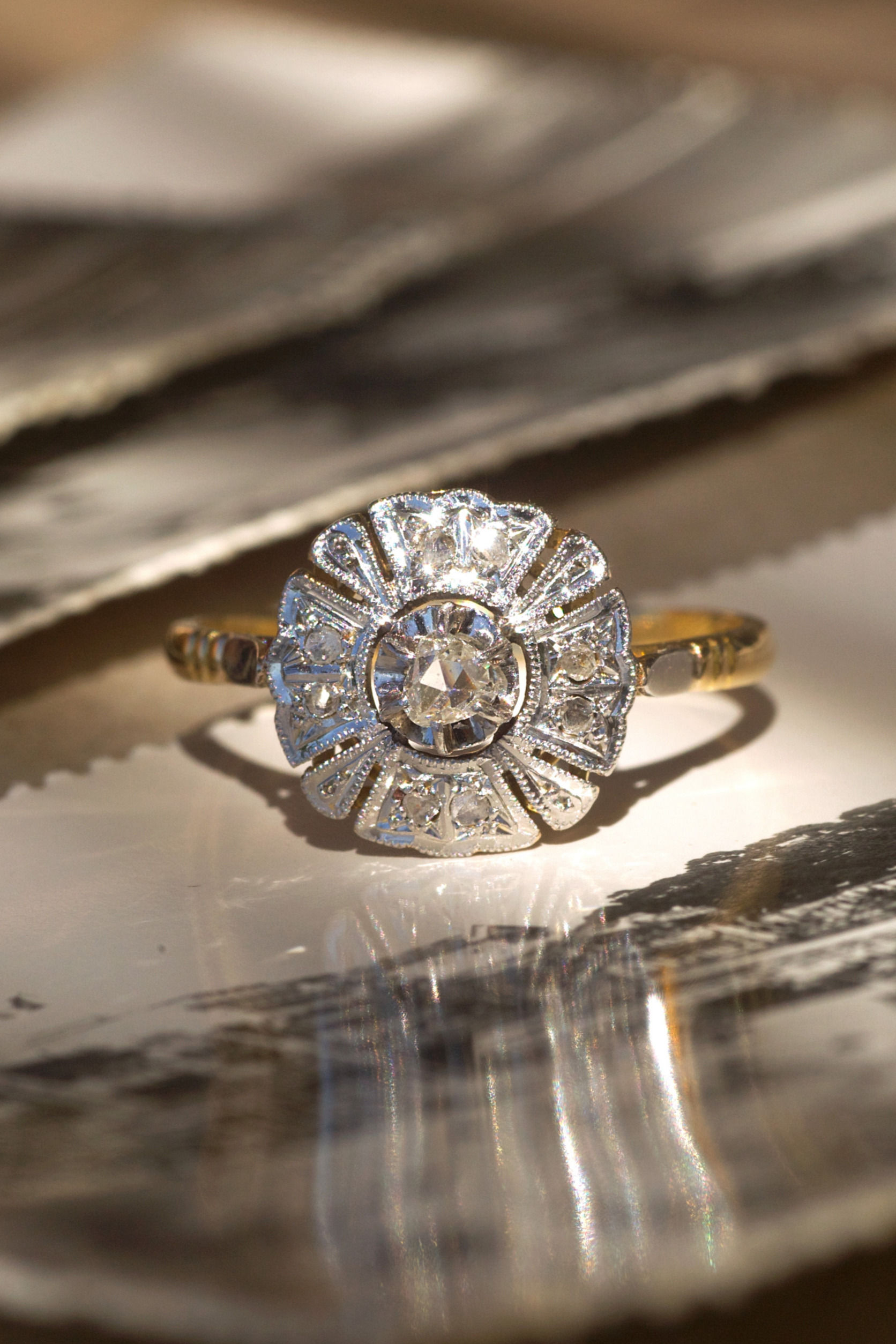 Bague Art Déco, or gris & diamants