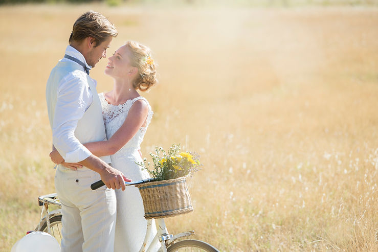 Strahlendes Brautpaar genießt ihren großen Tag mit unserer einzigartigen Gästebuch-Idee für die Hochzeit, die jeden Moment festhält und verewigt.