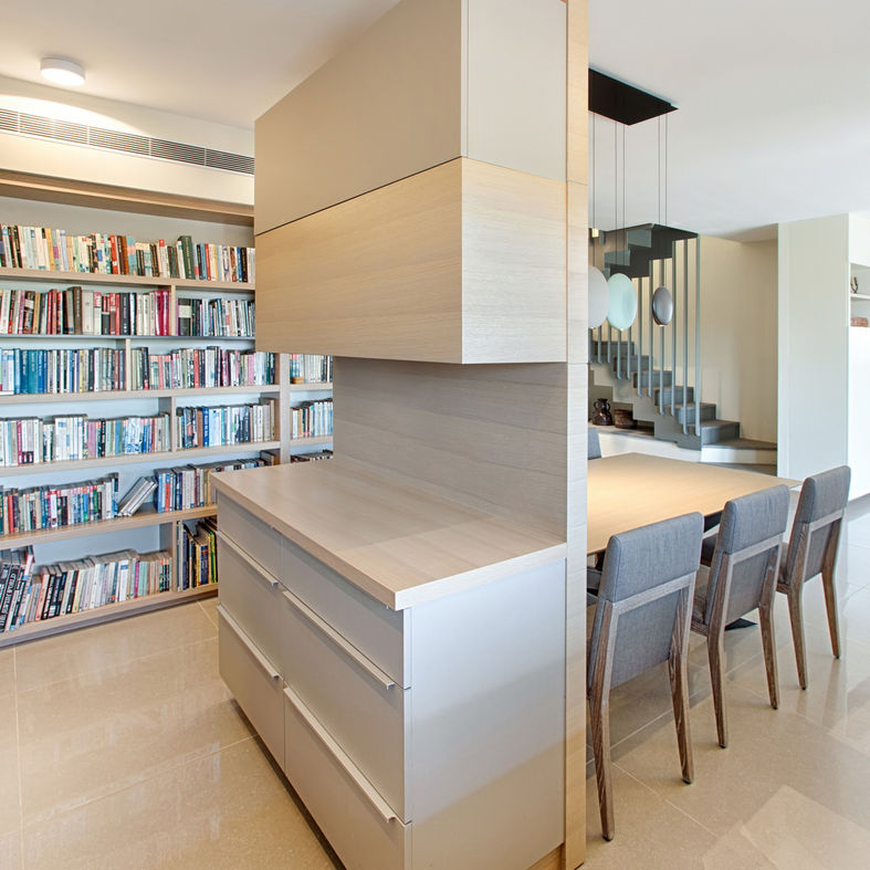 פנטהאוז דופלקס, דירה ישנה, שיפוץ מסיבי, מייקאובר טוטאלי, עיצוב לגיל הפנסיה, מדרגות ברזל, שיפוץ גג, בנייה על הגג, משרד בבית, גג כמרפסת גן, ספרייה ארוכה, ספרים כאוסף, אמנות ישראלית, טקסטיל ושטיחים, בית ישראלי, שיפוץ דירה ישנה, שיפוץ בית, עיצוב פנים ואדריכלות, תכנון מחדש,