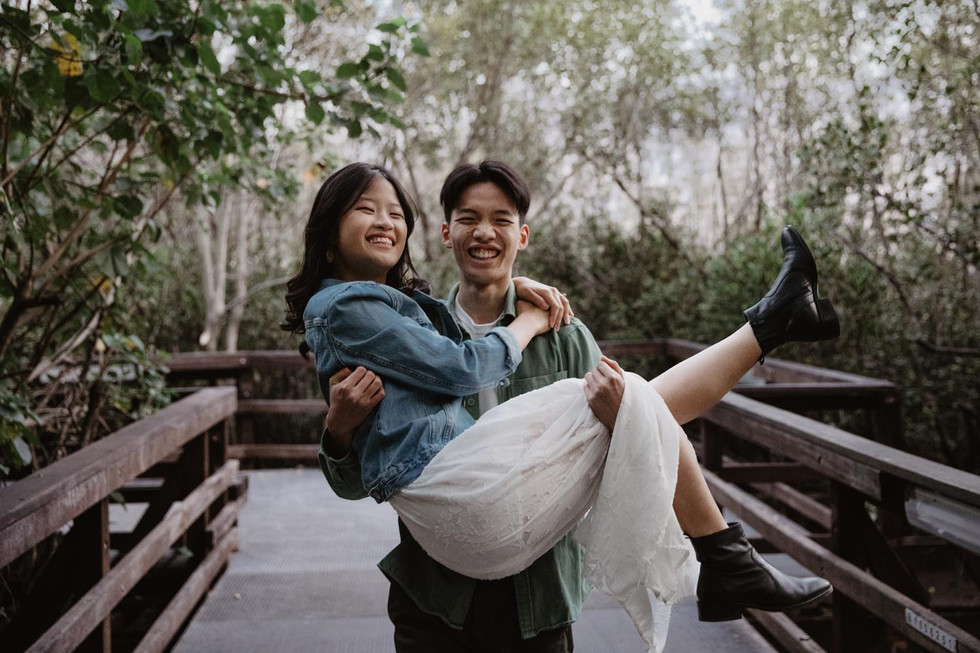 couple on kangaroo point bridge in brisbane