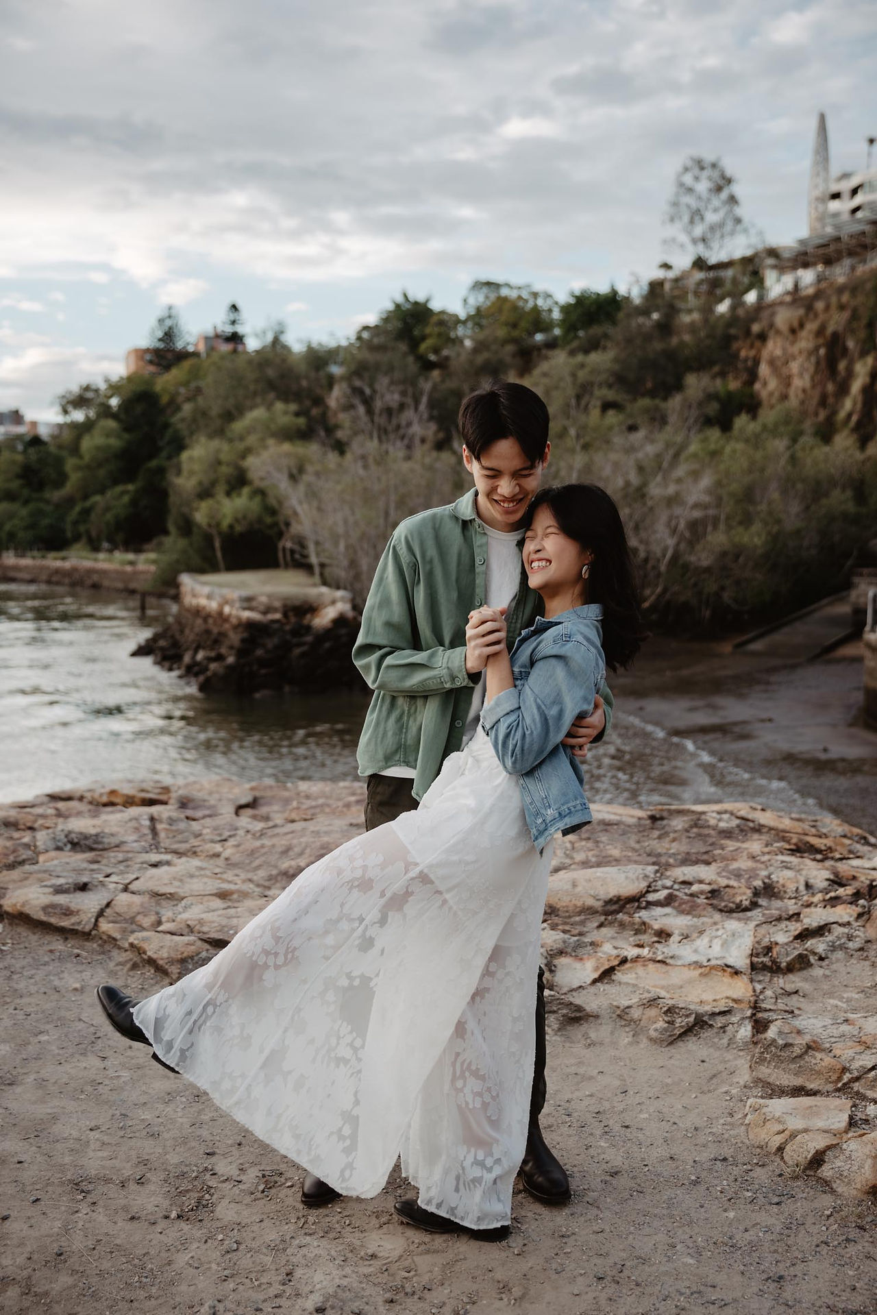 asian couple smiling at kangaroo point cliffs photography