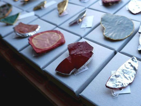 漆のアクセサリー