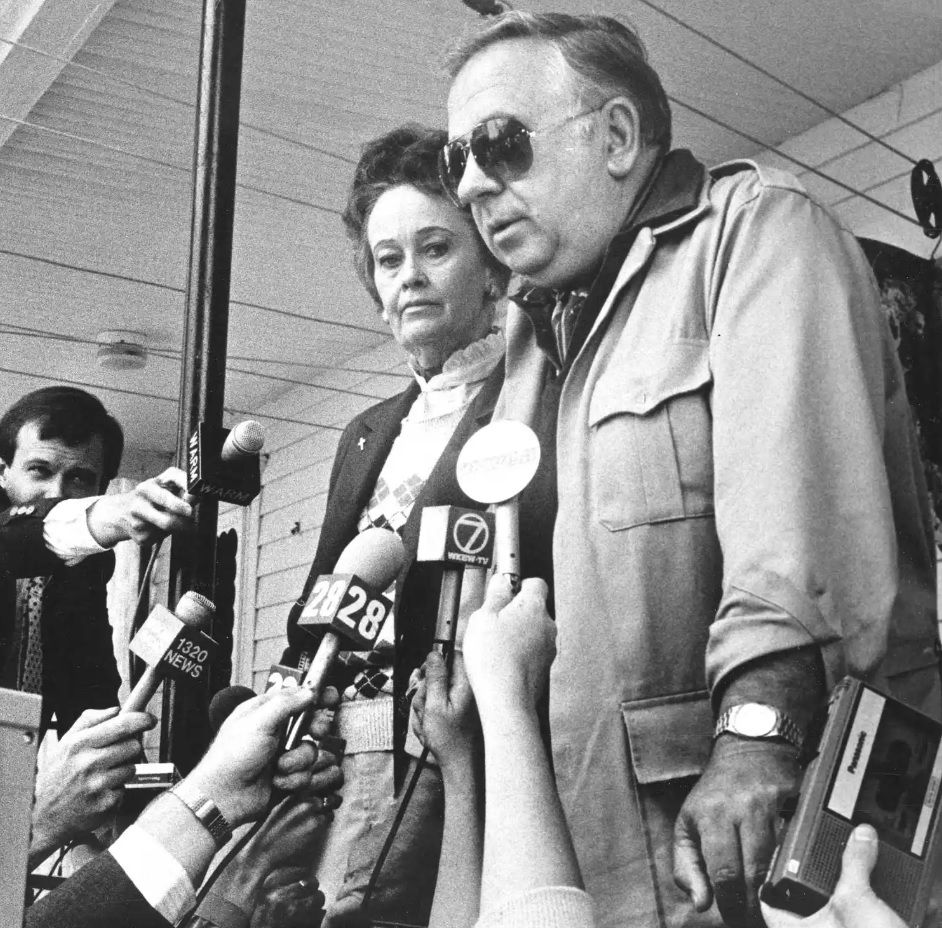 Ed e Lorraine Warren concedendo entrevista na frente da casa dos Smurl