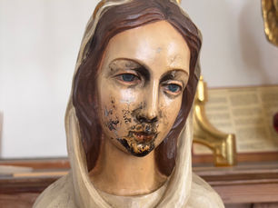 Hemau: Marienfigur mit schwarzer Farbe beschmiert
