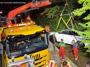 Weiherhammer: Mercedes landet im Weiher