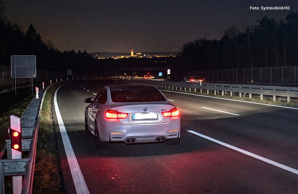 A93 bei Zeitlarn - BMW fährt auf Autobahn falsch herum
