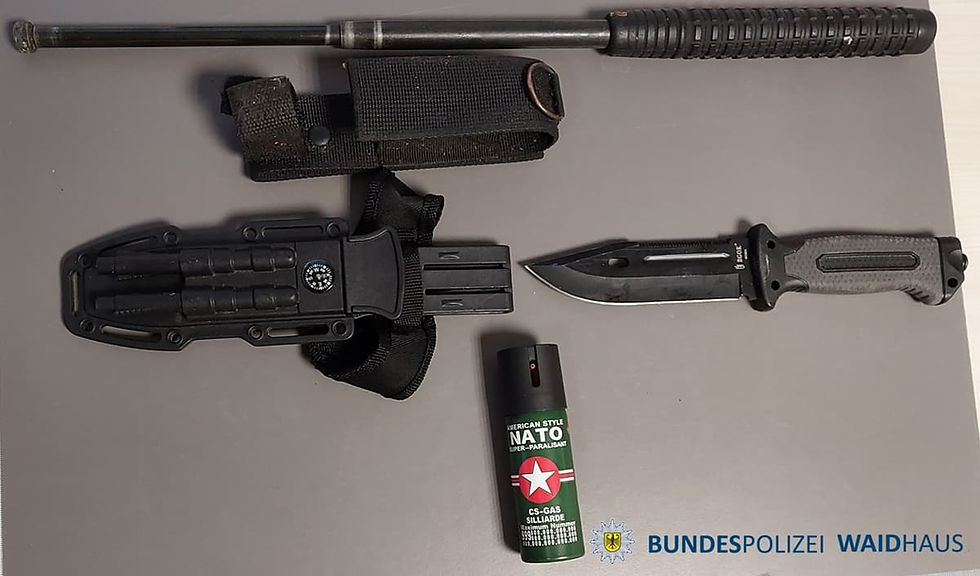 Griffbereit im Auto: 48-Jähriger mit drei Waffen geschnappt