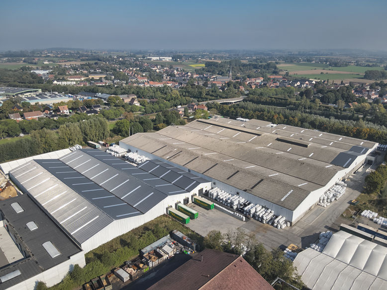 Luchtfotografie bij Transport Vanneste. Deze logistieke dienstverlener nabij het kanaal Kortrijk-Bossuyt nabij de Sluis Spiere-Helkijn en de industrieterreinen van Avelgem, Deerlijk, de Pluim en Evolis biedt gerichte logistieke oplossingen voor de lokale industrie. Aan de hand van moderne drone technologie werd een luchtfoto gemaakt van het bedrijventerrein.