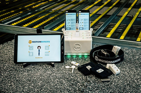 Motion-Mining Technologie - Messausrüstung: Tablet, Docking Station, Sensoren, Smartphone, Gürtel, USB-Stick und Schweißbad zur automatischen Datenerfassung und effizienten und ergonomischen Prozessoptimierung. Motion mining technology - measuring equipment: tablet, docking station, sensors, smartphone, belt, USB stick, weld pool for automatic data acquisition and efficient and ergonomic process optimization.