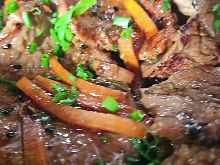 bulgogi coreano com alcatra, cenoura, cebola e cebolinha verde servido quente