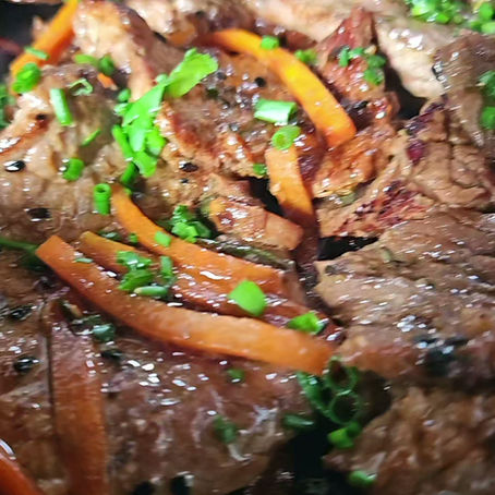 bulgogi coreano com alcatra, cenoura, cebola e cebolinha verde servido quente