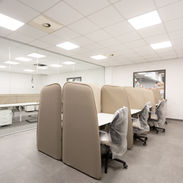 Uffici con ampie finestre, illuminazione naturale e arredamento moderno.