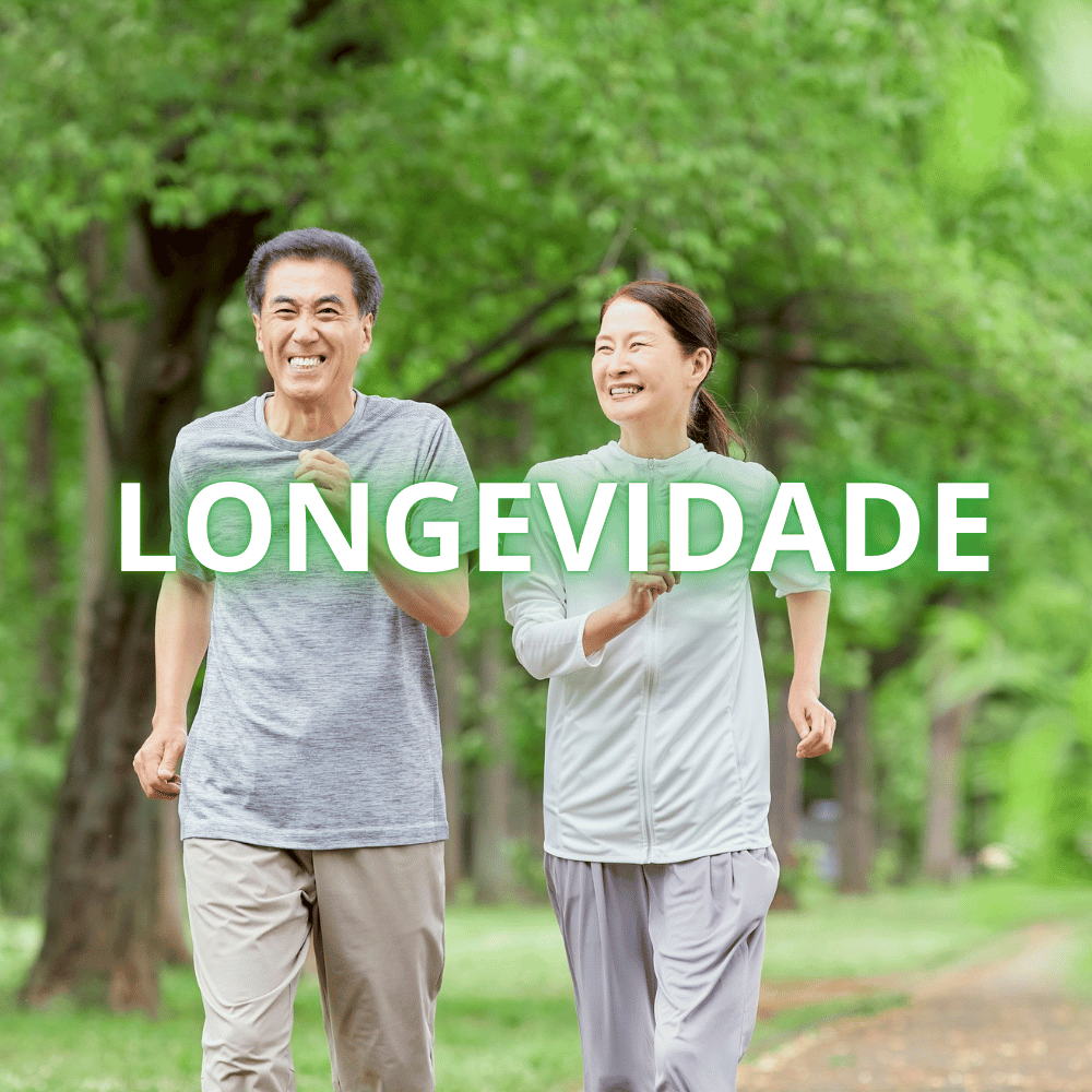 Casal de idosos caminhando ao ar livre com vitalidade